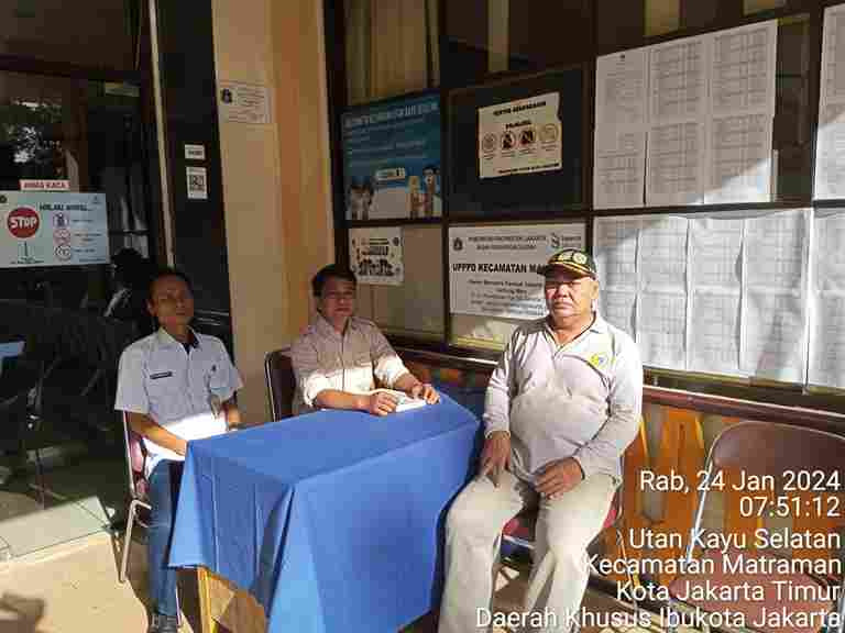 Piket Pos Pengaduan Masyarakat Pengelola RPTRA dan ASN Kelurahana Utan Kayu Selatan