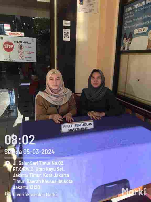 Pengelola RPTRA dan Staf Kelurahan Piket Pos Pengaduan Masyarakat