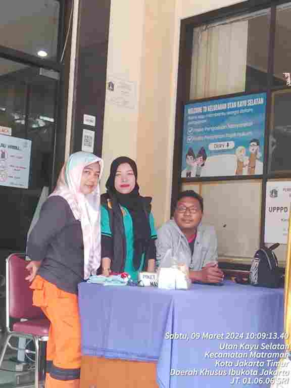 Pengelola RPTRA dan Staf Kelurahan Piket Pos Pengaduan Masyarakat