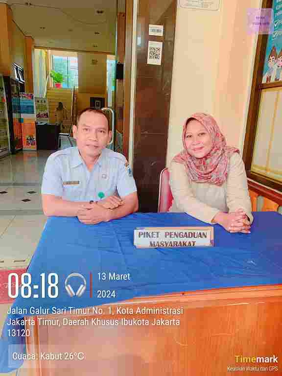 Pengelola RPTRA dan Staf Kelurahan Piket Pos Pengaduan Masyarakat