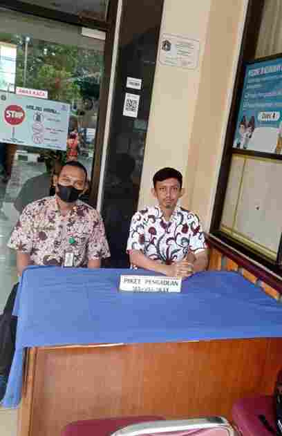Pengelola RPTRA dan Staf Kelurahan Piket Pos Pengaduan Masyarakat