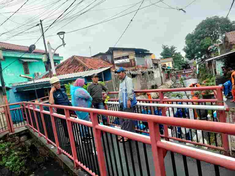 Monitoring Pembersihan Aliran Kali oleh Tim PPSU Kel.Utan Kayu Selatan