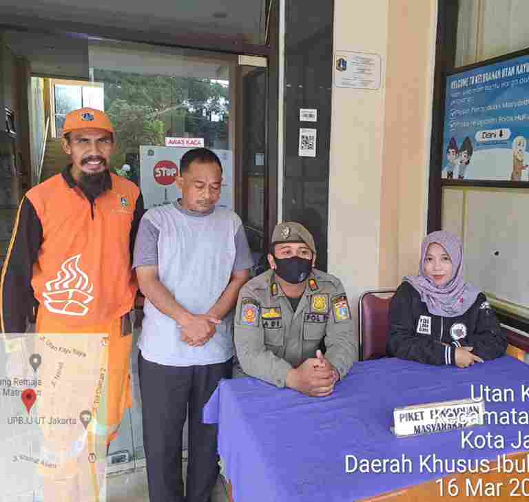 Pengelola RPTRA dan Staf Kelurahan Piket Pos Pengaduan Masyarakat