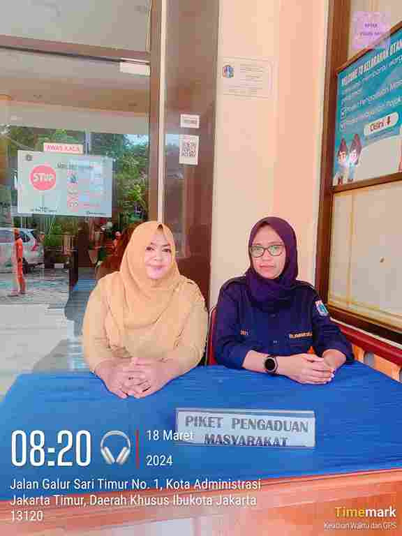 Pengelola RPTRA dan Staf Kelurahan Piket Pos Pengaduan Masyarakat