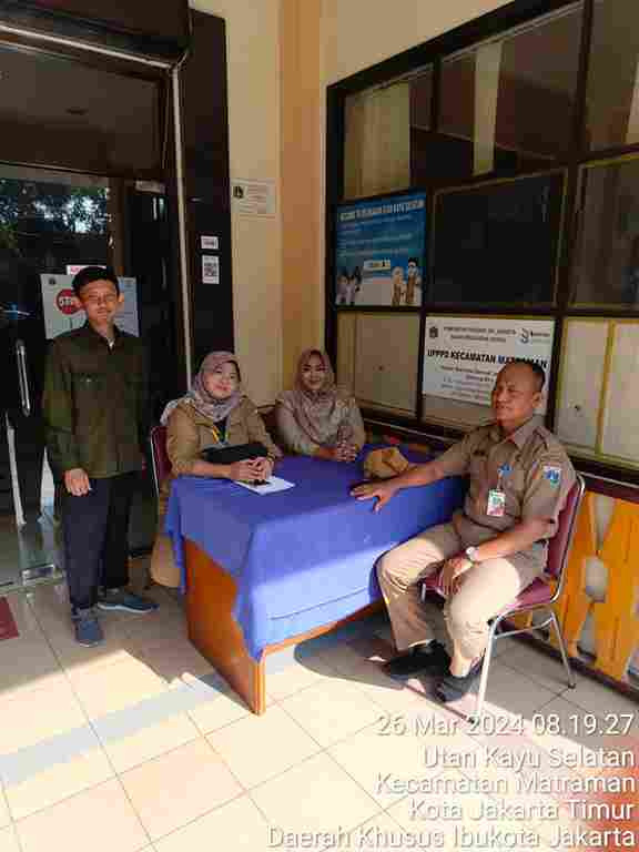 Pengelola RPTRA dan Staf Kelurahan Piket Pos Pengaduan Masyarakat