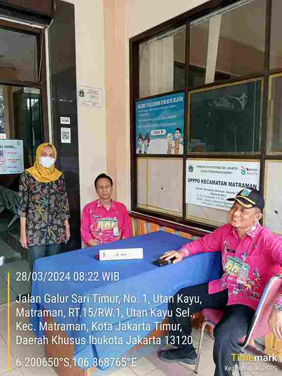 Pengelola RPTRA dan Staf Kelurahan Piket Pos Pengaduan Masyarakat