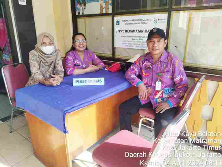 Piket Pos Pengaduan Masyarakat Pengelola RPTRA dan ASN Kelurahana Utan Kayu Selatan