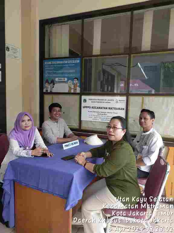 Piket Pos Pengaduan Masyarakat Pengelola RPTRA dan ASN Kelurahana Utan Kayu Selatan