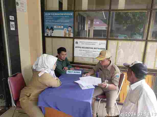 Pengelola RPTRA dan Staf Kelurahan Piket Pos Pengaduan Masyarakat