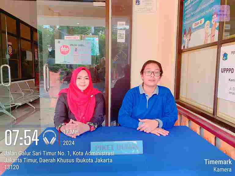 Pengelola RPTRA dan Staf Kelurahan Piket Pos Pengaduan Masyarakat