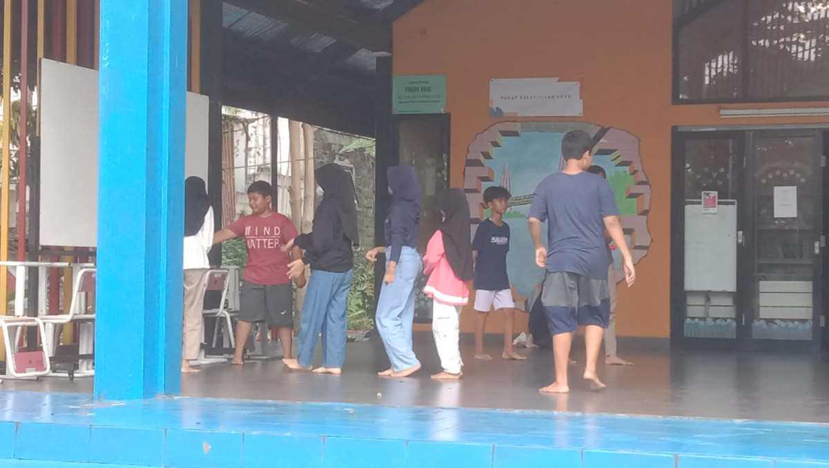LATIHAN MENARI SMP 203
