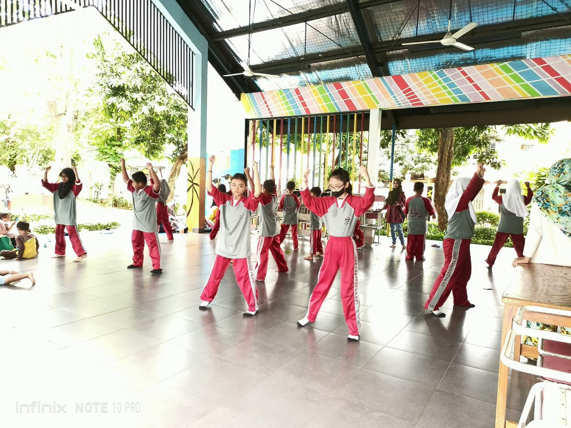 LATIHAN MENARI SD 10