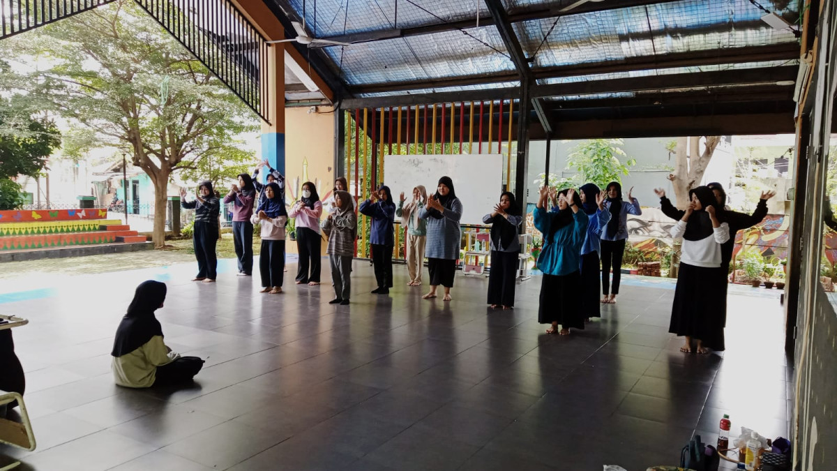 Latihan menari siswa MTS 17