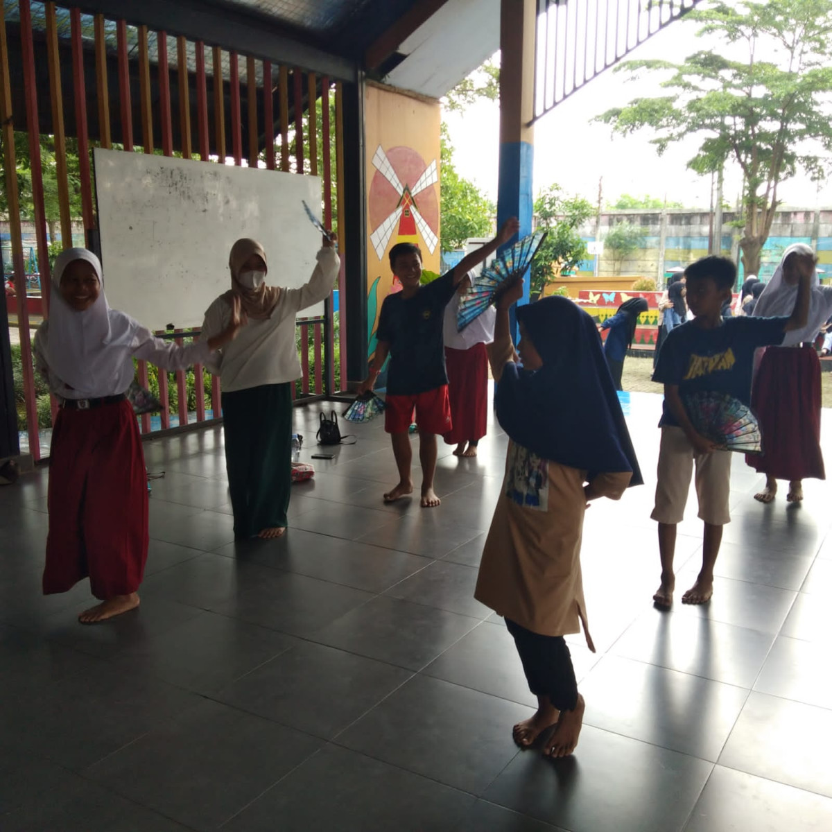 LATIHAN MENARI SDN 015