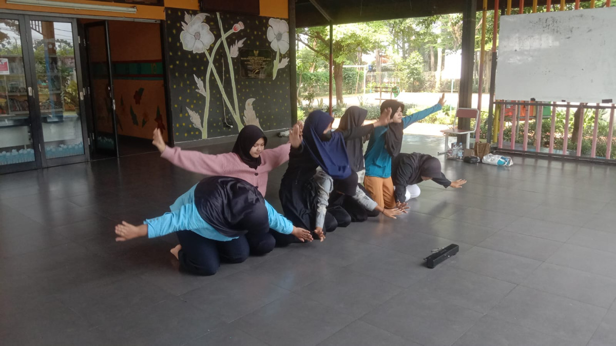 LATIHAN MENARI SMP 203