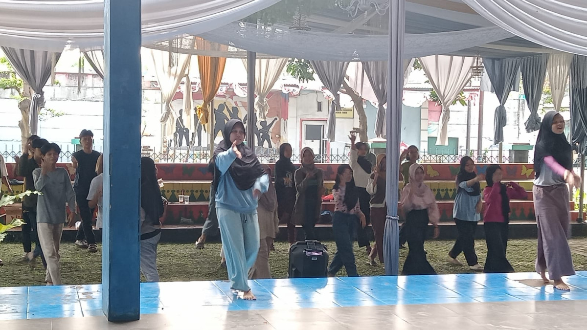 LATIHAN MENARI SMP 179