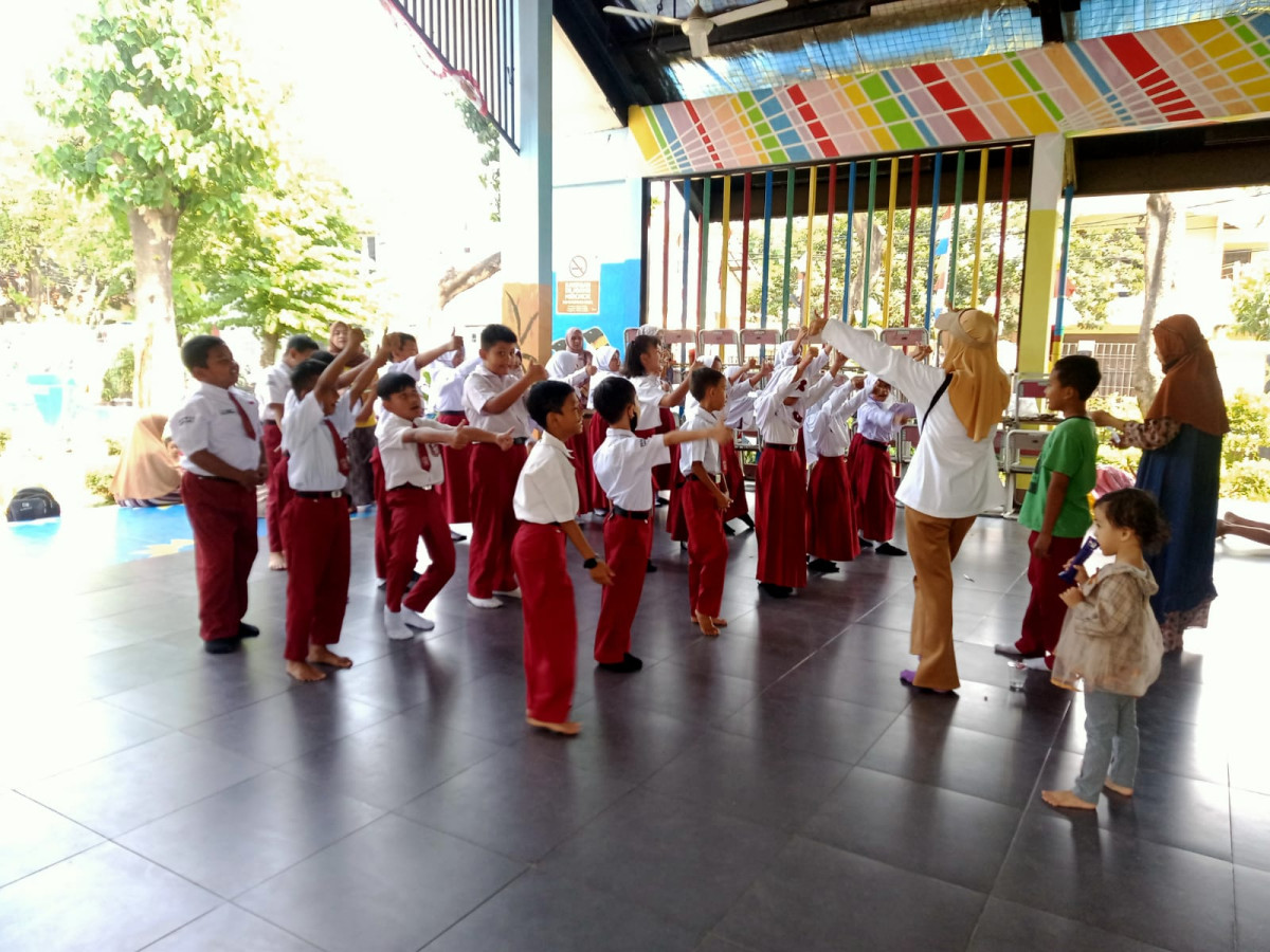 LATIHAN MENARI SD 10