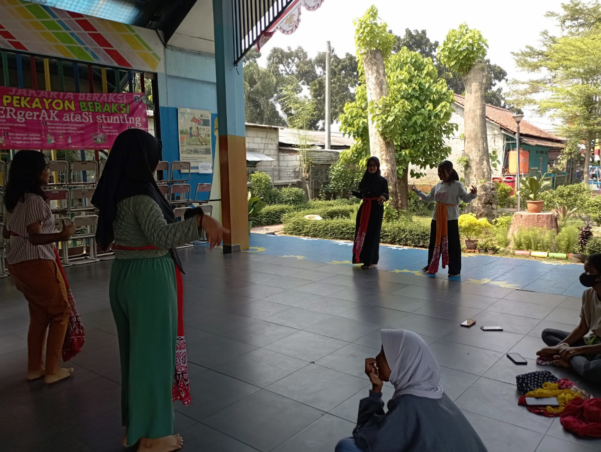 LATIHAN MENARI SMP 184