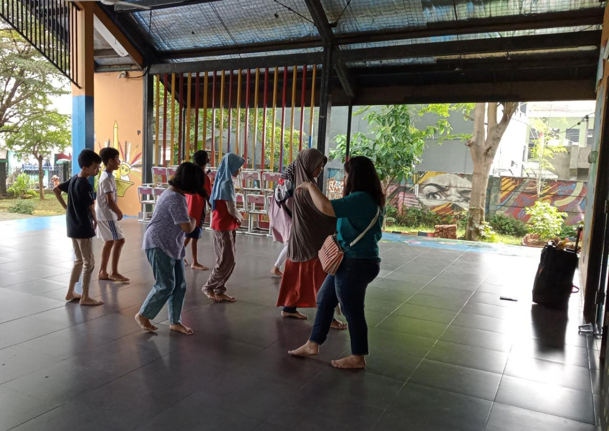 LATIHAN MENARI SMP 203