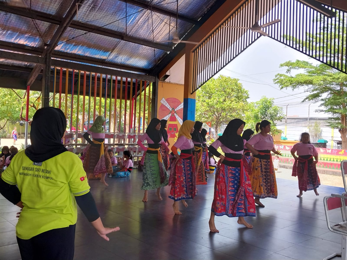 menari sanggar mak manih