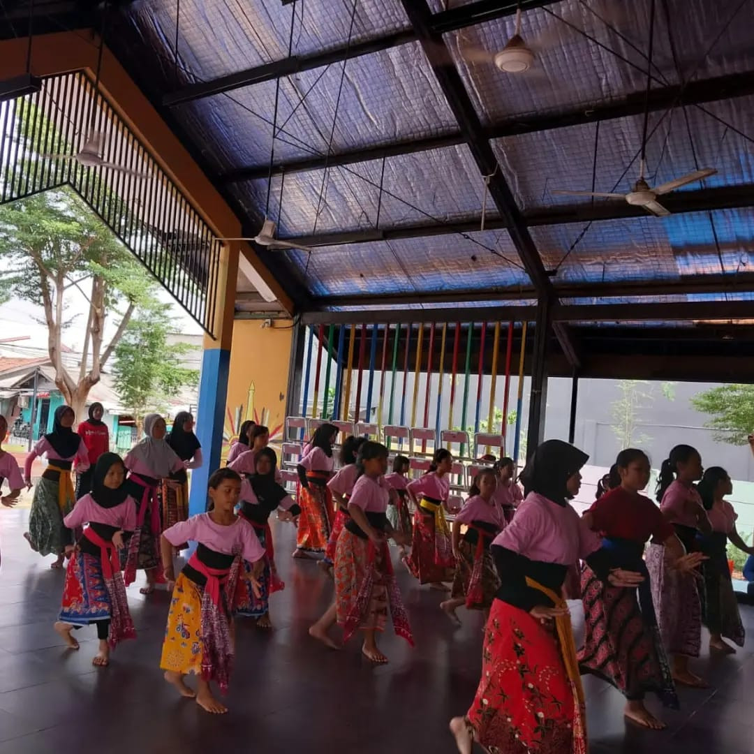 menari sanggar mak manih