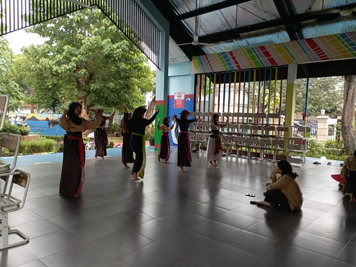 LATIHAN MENARI SMP 184
