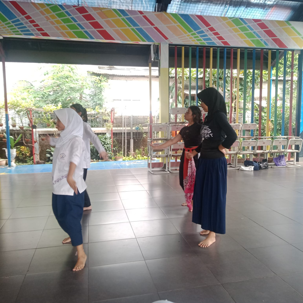 LATIHAN MENARI SMP 184