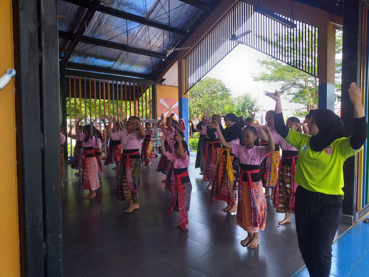 latihan menari sanggar mak manih