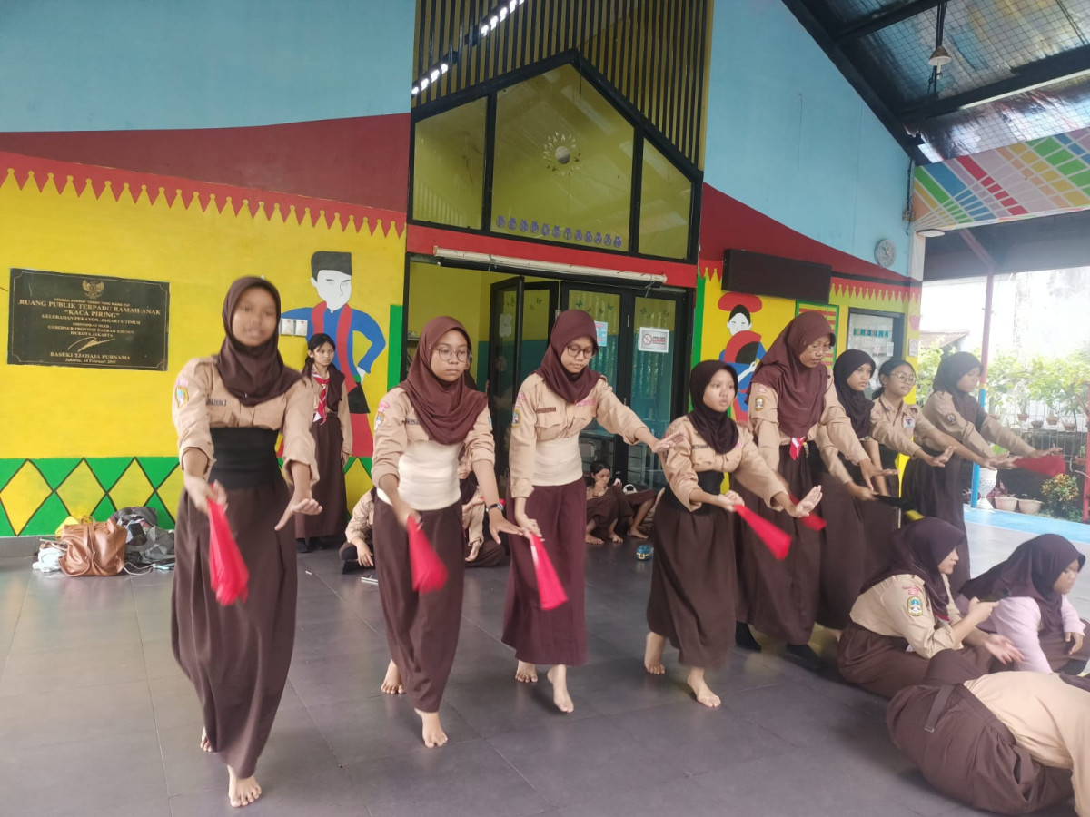 LATIHAN MENARI SMP 184 DAN BELAJAR KELOMPOK SMP 184