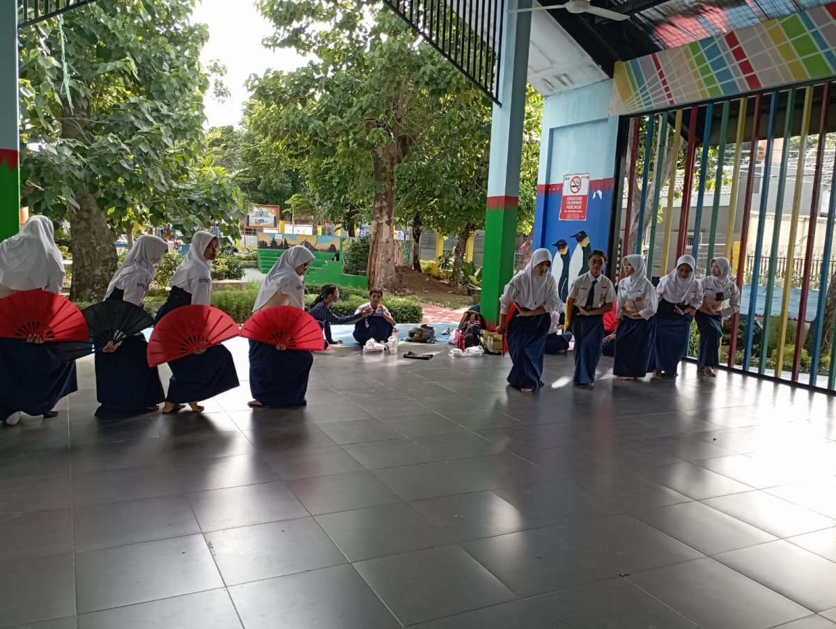 LATIHAN MENARI SMP 184