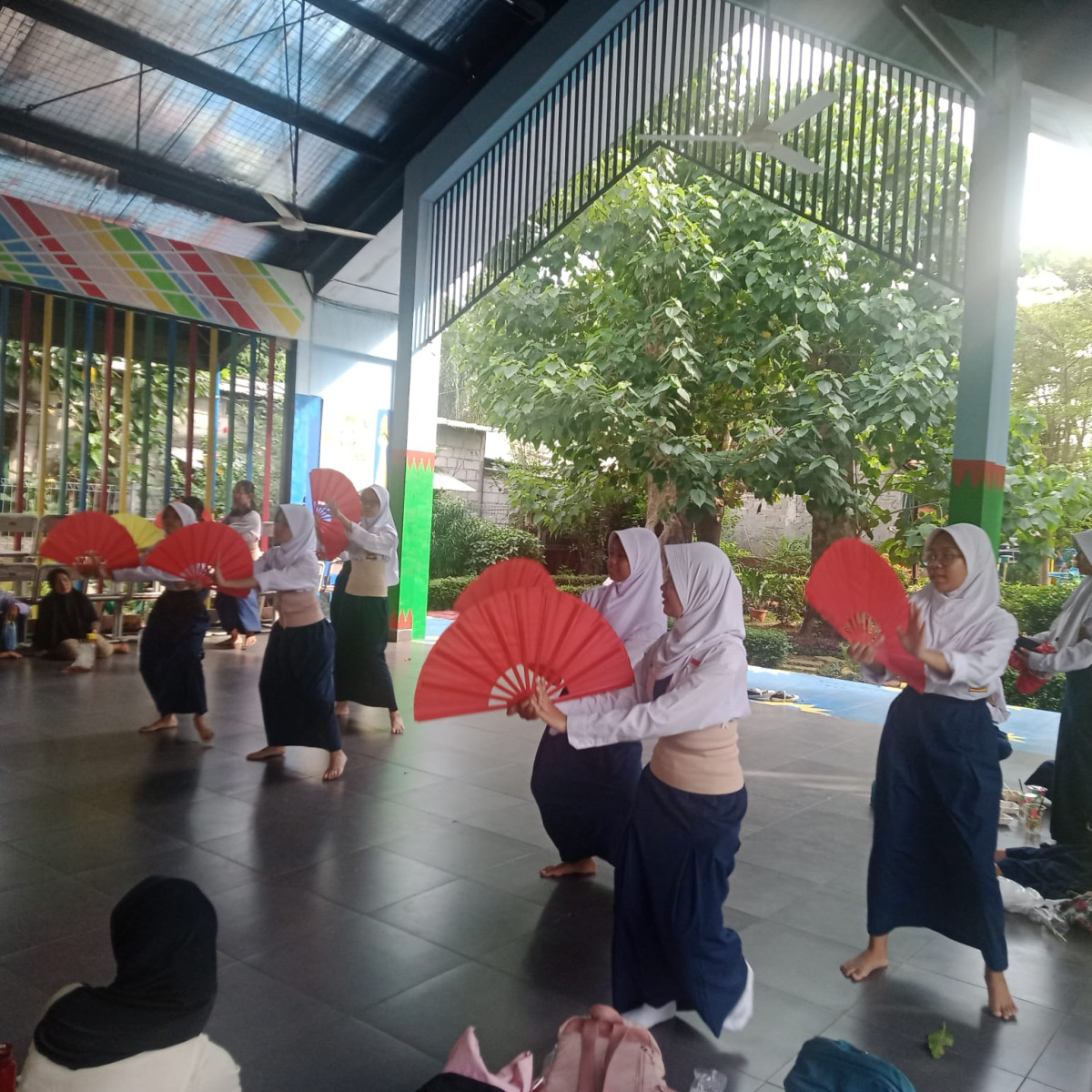 LATIHAN MENARI SMP 184