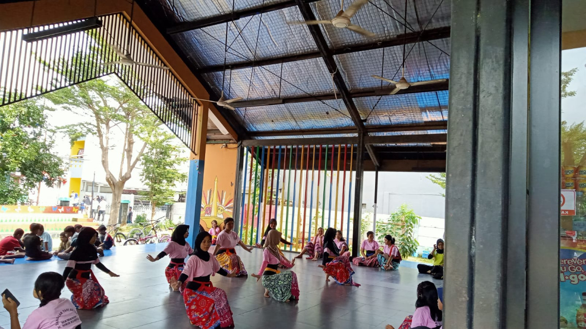 Menari sanggar mak manih