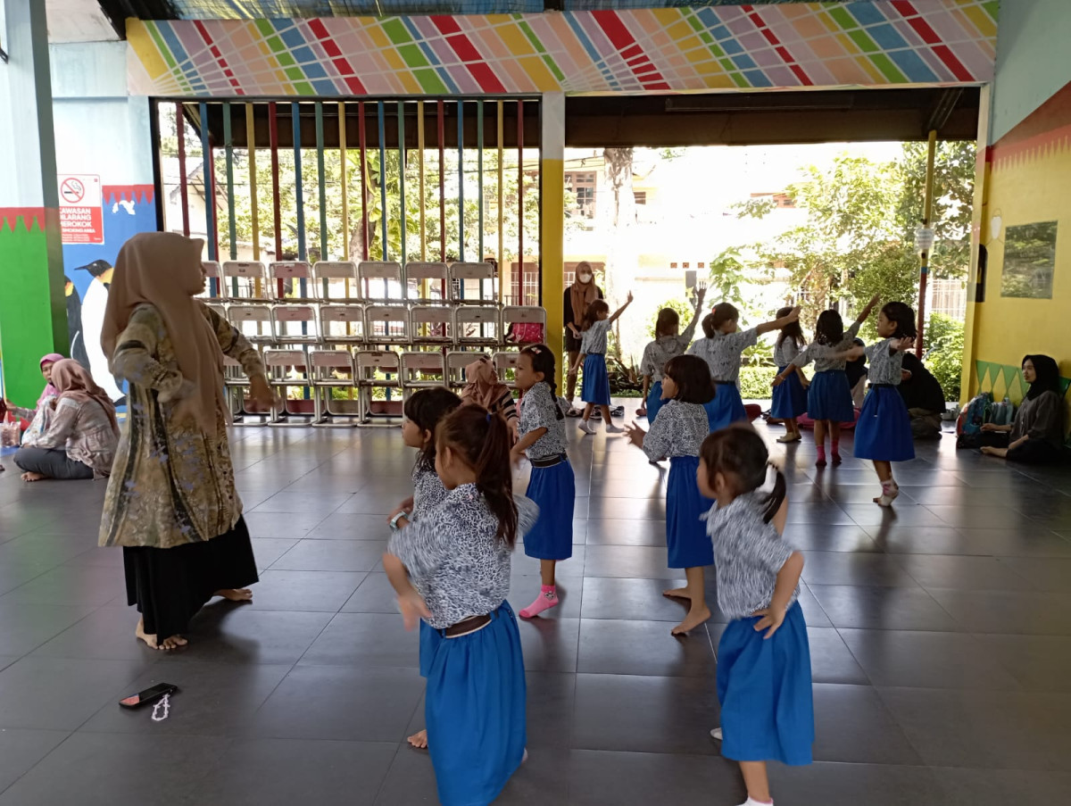 LATIHAN MENARI TK BUNDA DAN SMP 184
