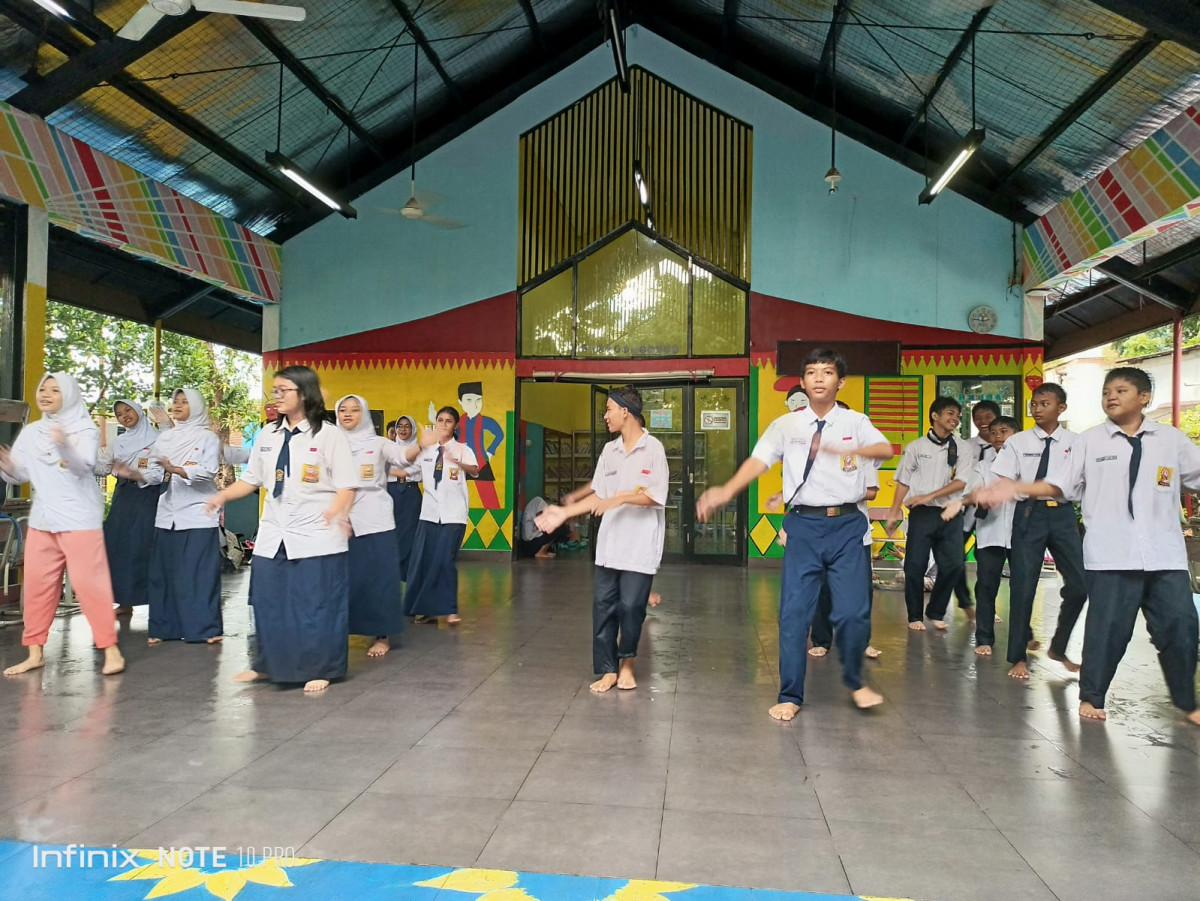 LATIHAN MENARI KIPAS SMP 184