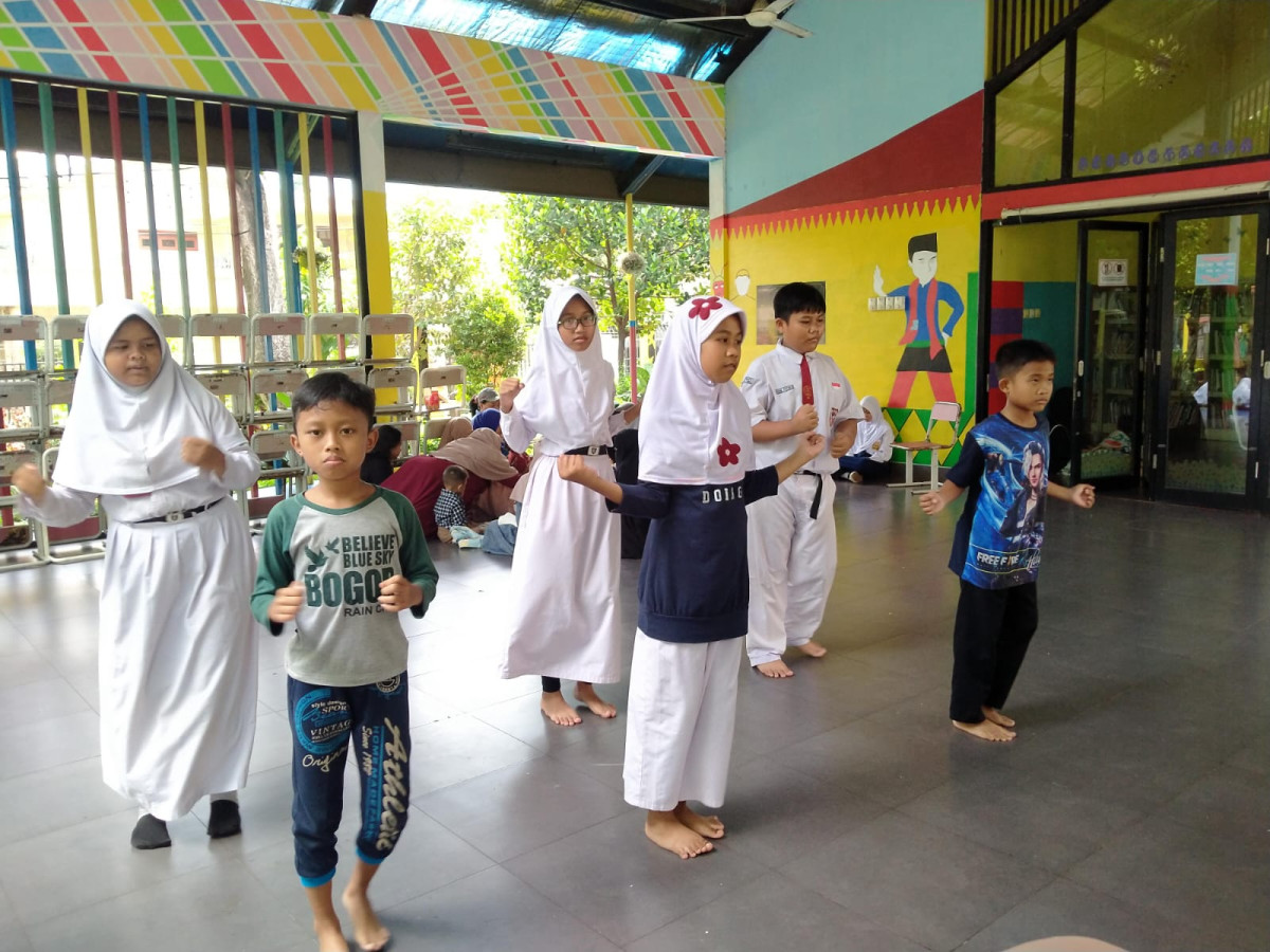 LATIHAN MENARI SD 09