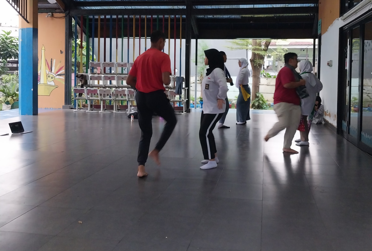 Latihan menari sma 39
