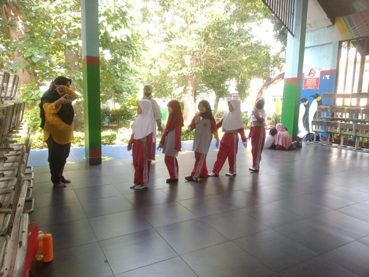 LATIHAN MENARI SD 10