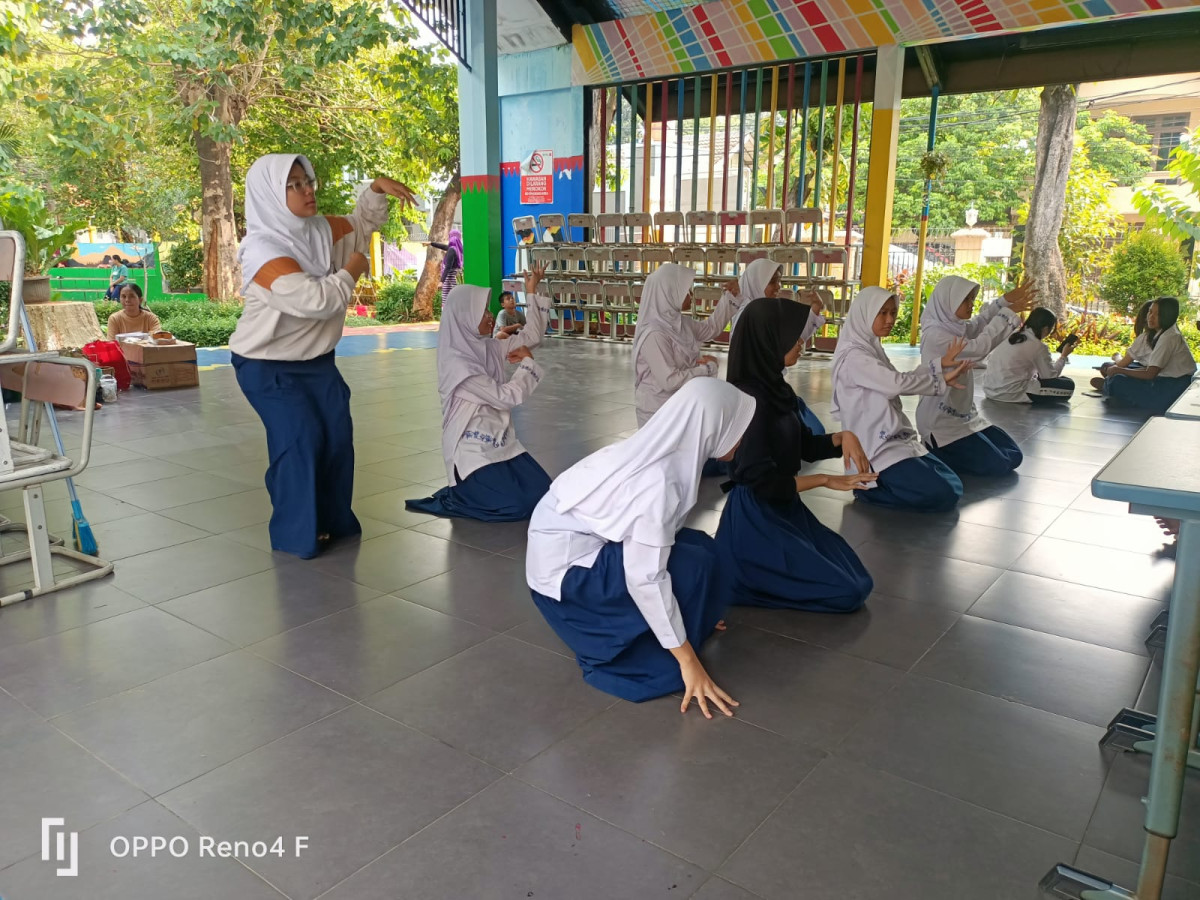 LATIHAN MENARI SMP 91
