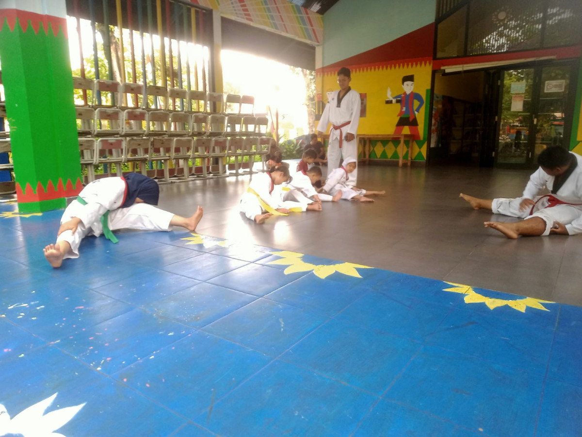 LATIHAN TAEKWONDO DEKADE