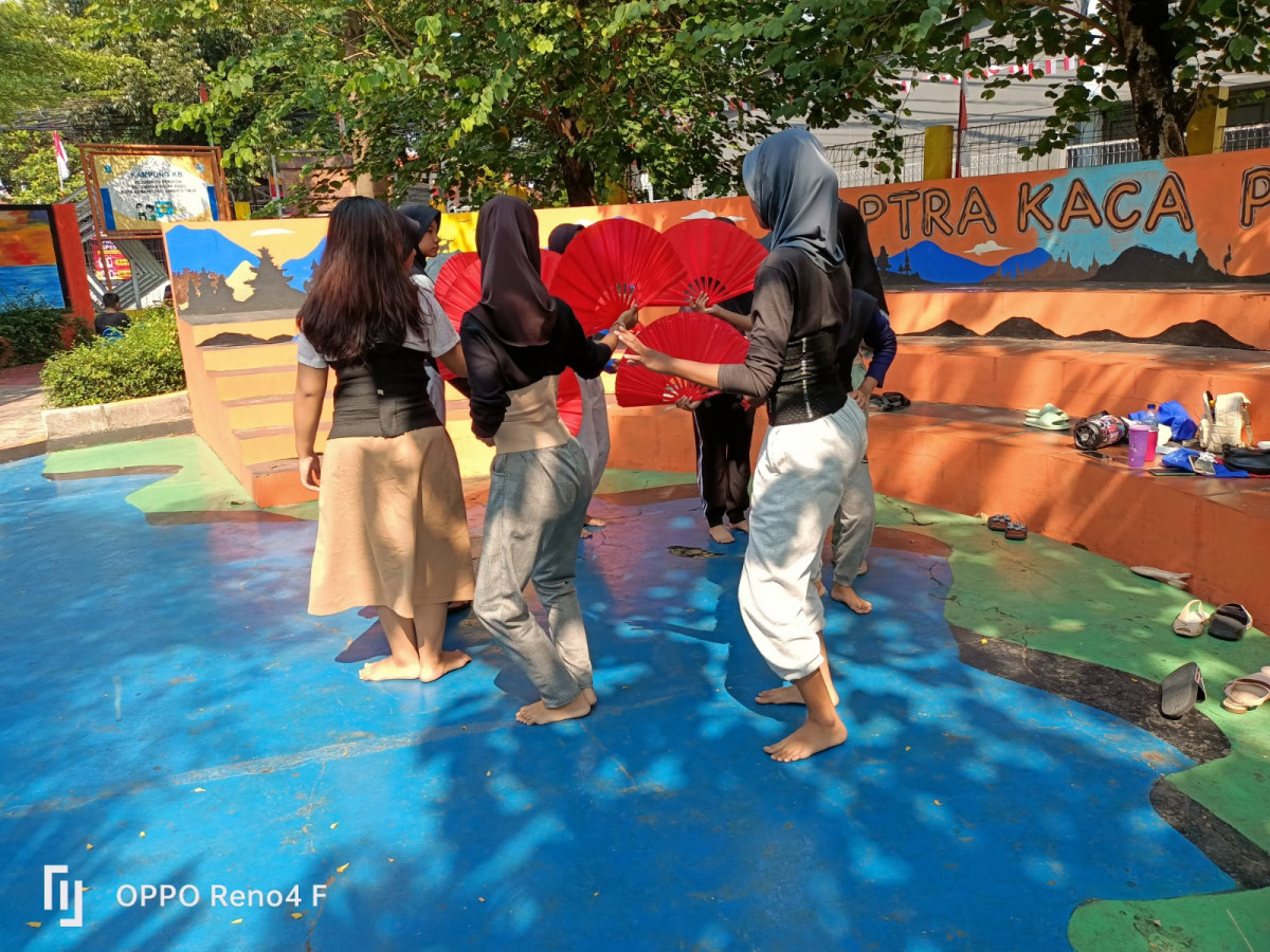 LATIHAN TARI KIPAS SMP 184