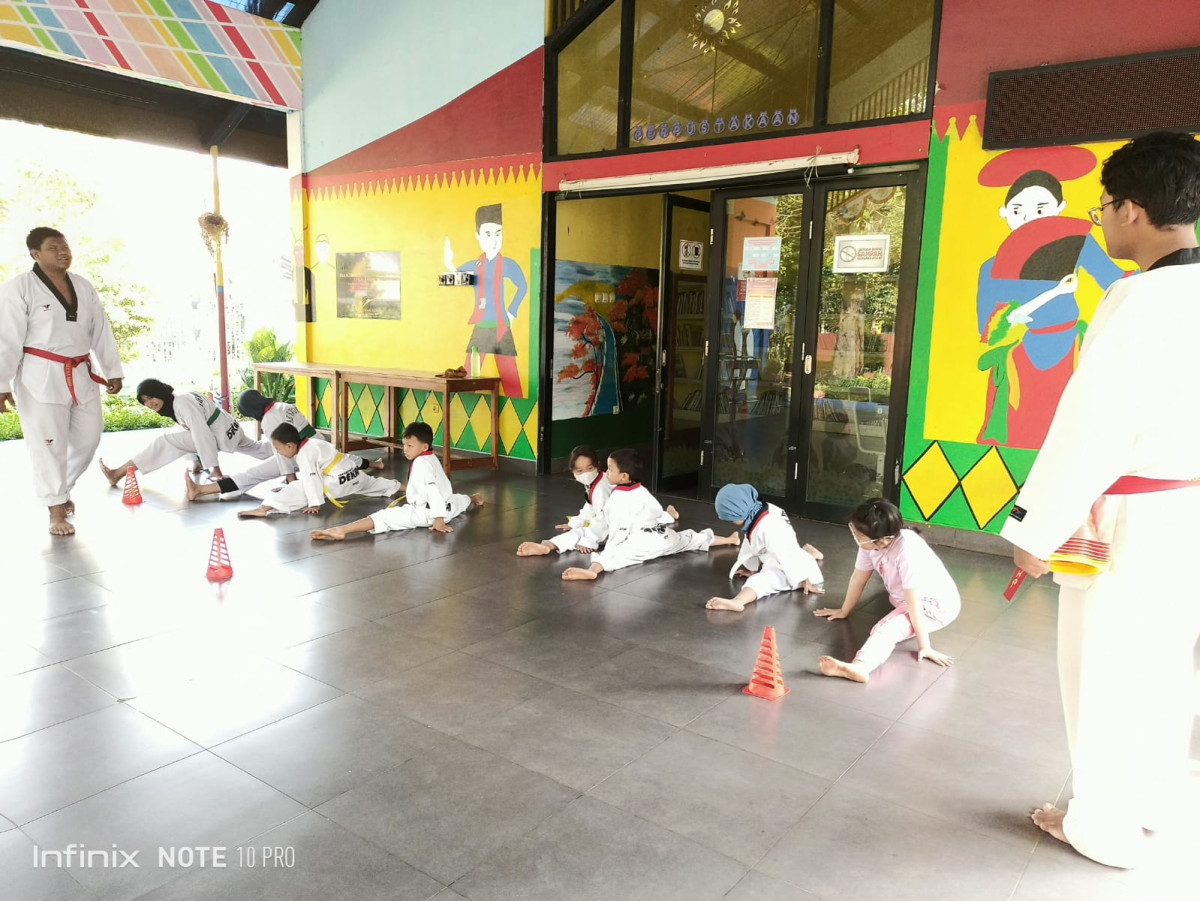 LATIHAN TAEKWONDO DEKADE