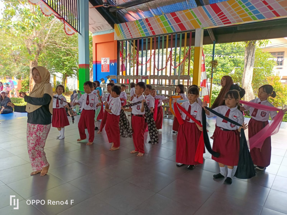 LATIHAN MENARI SD 09
