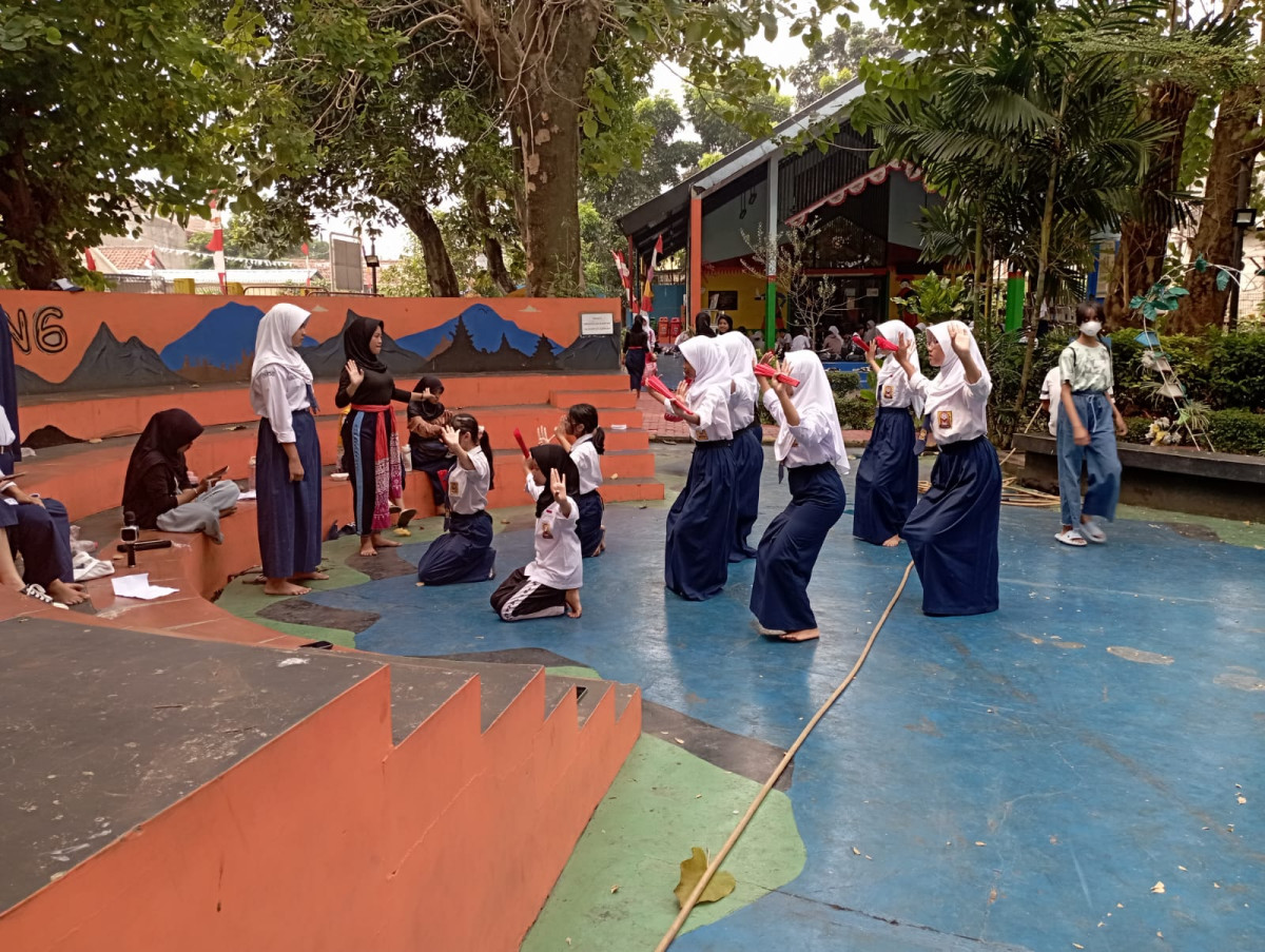 LATIHAN MENARI SMP 184