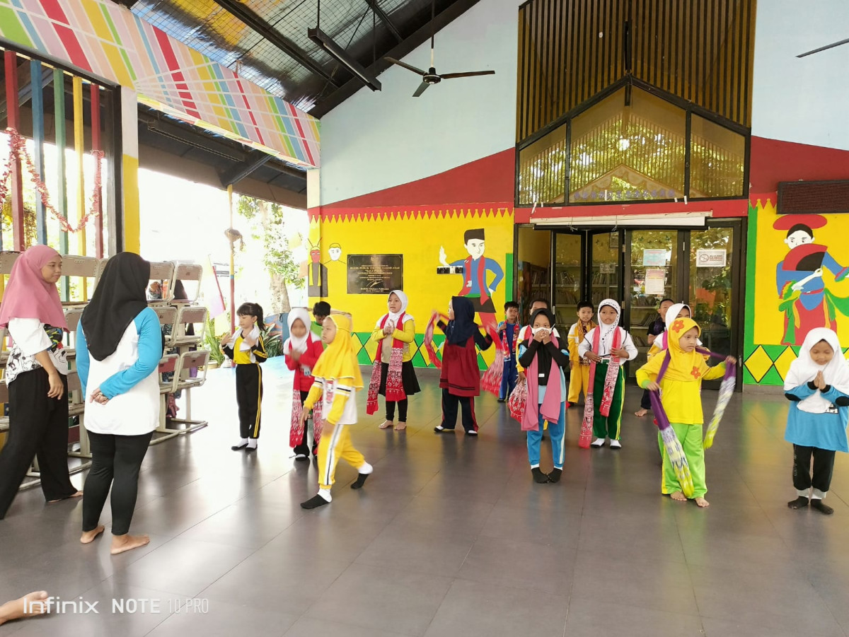 LATIHAN MENARI SD 09