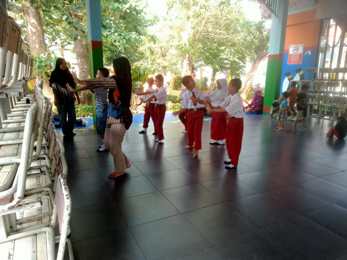 LATIHAN MENARI SD 09