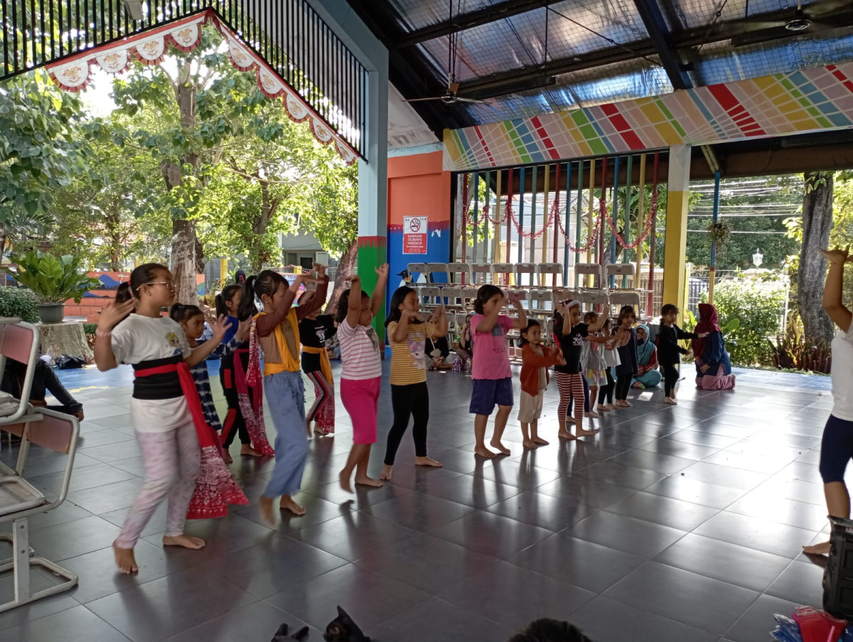 LATIHAN MENARI SANGGAR MILENIA