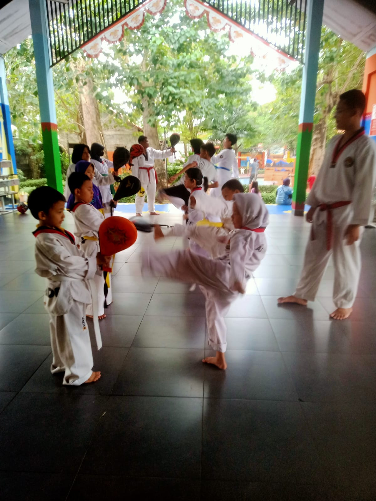 LATIHAN TAEKWONDO DEKADE