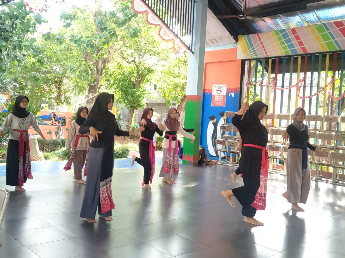 LATIHAN TARI SMP 251