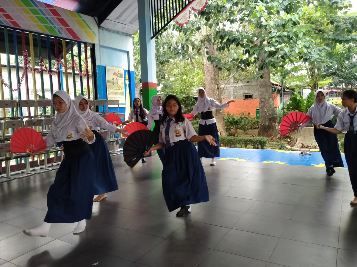 LATIHAN MENARI KIPAS SMP 184