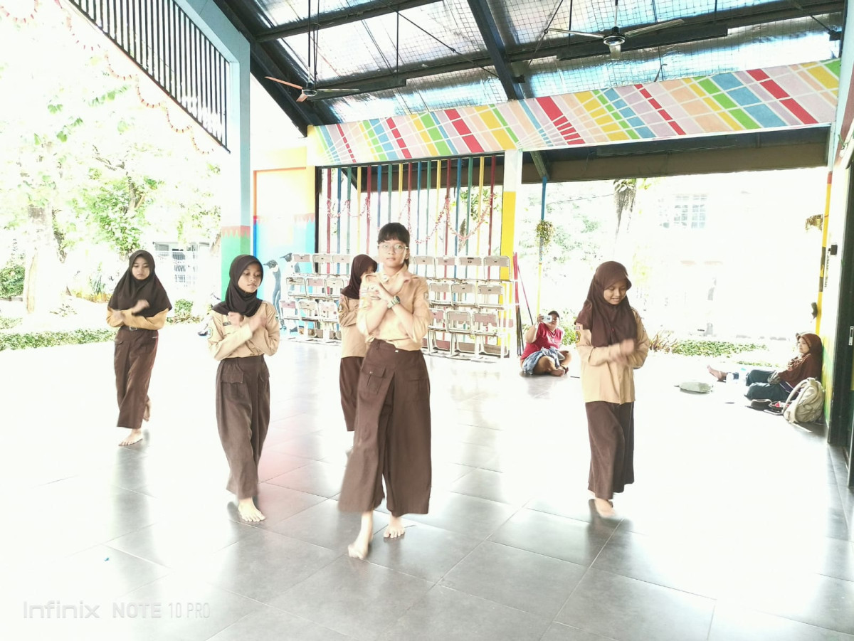 LATIHAN MENARI SD 09
